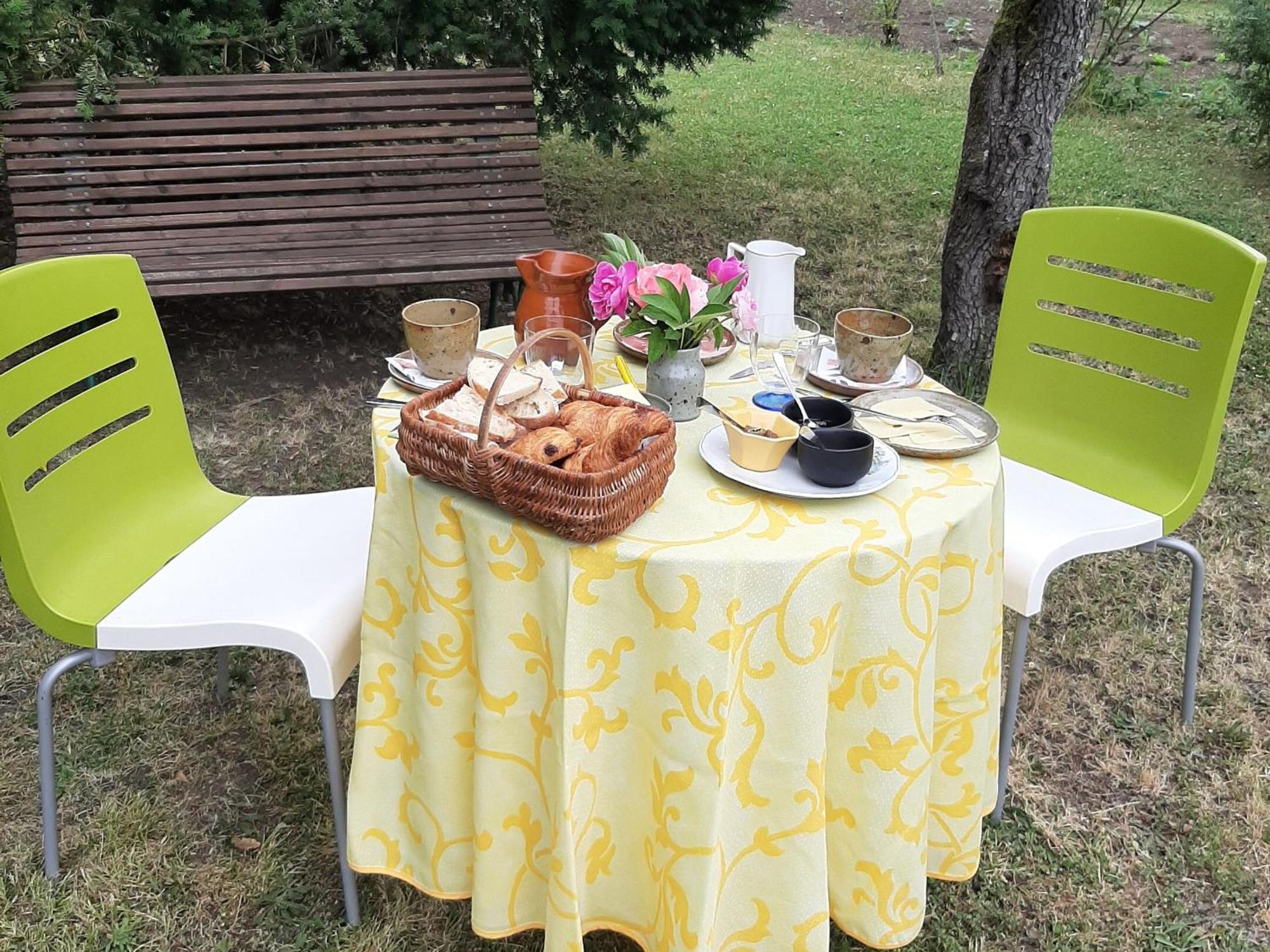 Suite Familiale Privatisee Avec Petit Dejeuner, Salon Et Chambres Au 1Er Etage - Fr-1-591-396 Châteauroux エクステリア 写真