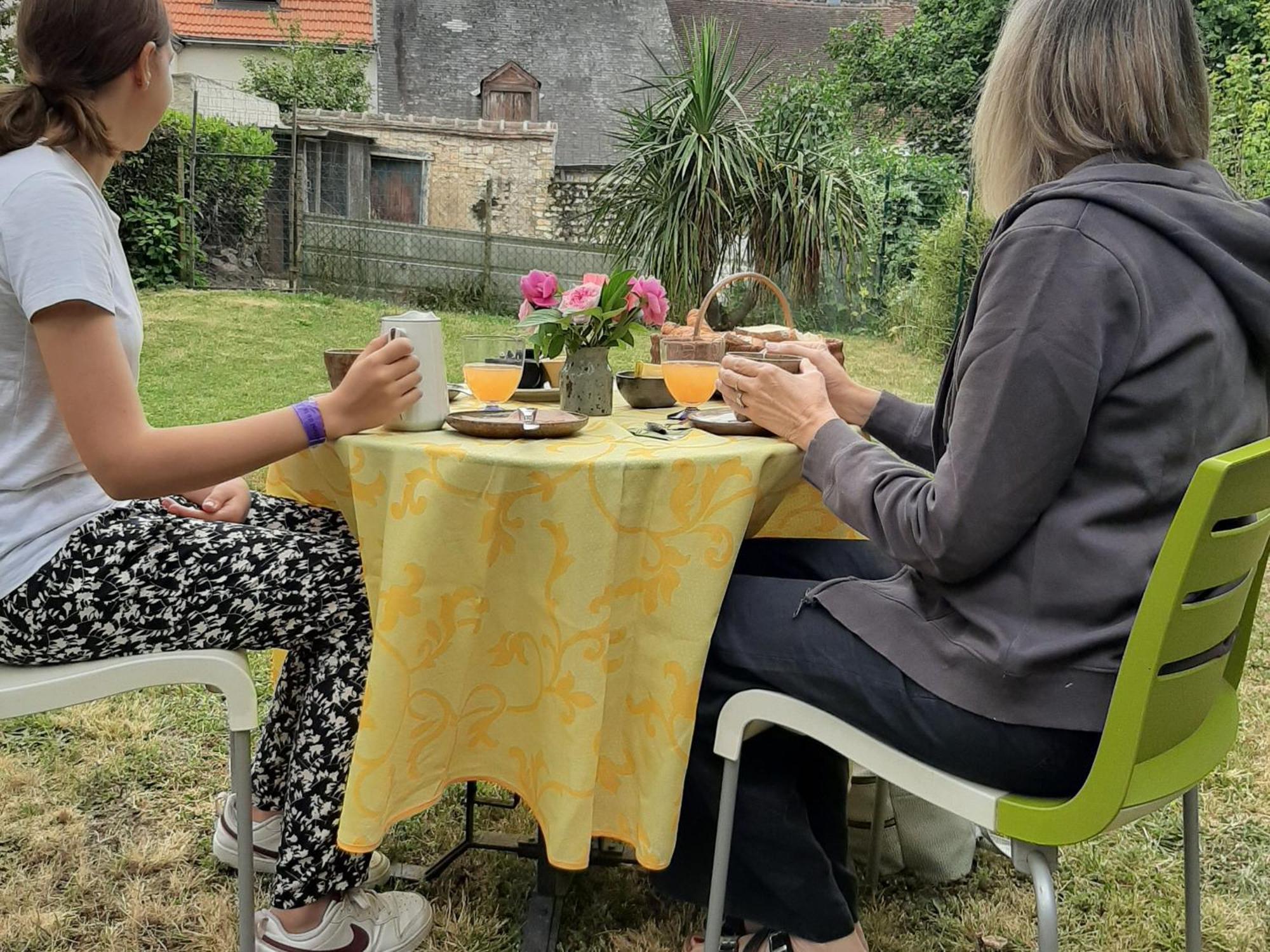 Suite Familiale Privatisee Avec Petit Dejeuner, Salon Et Chambres Au 1Er Etage - Fr-1-591-396 Châteauroux エクステリア 写真